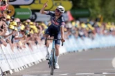 Le Néerlandais Mathieu van der Poel franchit la ligne d'arrivée de la 2e étape du Tour de France en vainqueur, à Mûr-de-Bretagne, le 27 juin 2021