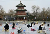 Des habitants sur le lac gelé de Houhai, le 26 janvier 2025 à Pékin