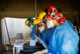 Des personnels soignants dans un centre de test au Covid-19, le 15 avril 2020 à Johannesburg, en Afrique du Sud