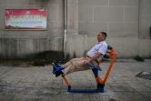 Un homme s'exerce dans une rue de Wuhan (Chine) le 3 août 2020