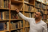 Rami Salameh, un restaurateur palestinien, montre des ouvrages de la bibliothèque Khalidi à Jérusalem-Est, le 17 juin 2023