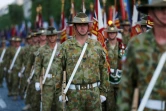 Des soldats australiens qui participeront au traditionnel défilé, répètent le 12 juillet 2016 sur les Champs Elysées à Paris 