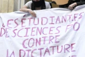 Des étudiants de Sciences-Po déploient une banderole devant l'entrée de la grande école le 18 avril 2018 à Paris