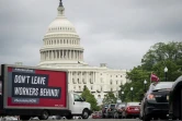 Un camion proclame "n'abandonnez pas les travailleurs", lors d'une manifestation syndicale le 17 juin 2020 devant le Capitole à Washington