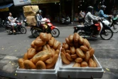 Des pains banh-mi vendus dans une rue de Hanoï, le 1er septembre 2016