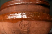 La cassole, plat en terre cuite où les ingrédients du cassoulet cuisent au four portant le sceau de l'Académie universelle du cassoulet, dans la cuisine de Jean-Claude Rodriguez, chef du restaurant Chateau Saint-Martin à Carcassonne, le 4 mars 2016