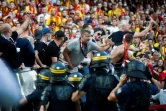 Les forces de l'ordre tentent de contenir les supporters lensois surexcités lors du match Lens-Lille au stade Bollaert, le 18 septembre 2021  