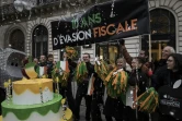Des activistes d'ATTAC fêtent "10 ans d'évasion fiscale" devant le magasin Apple à Paris, le 3 novembre 2017