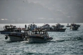 Des bateaux de pêche naviguent sur le Bosphore à Istanbul, le 27 octobre 2017
