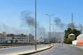 Des nuages de fumée se dégagent le 27 août 2022 d&rsquo;un quartier de Tripoli, théâtre de combats entre groupes armés rivaux