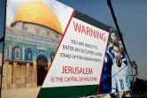 Une affiche dans une rue d'Hébron, en Cisjordanie occupée, le 5 juin 2018, dénonçant le match à venir Israël-Argentine pour la préparation au Mondial-2018