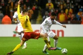 Le défenseur de Lyon Emerson Palmieri (d) face à l'attaquant de Lens Florian Sotoca, le 19 février 2022 au stade Bollaert 