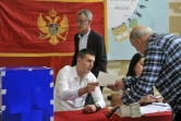 Un homme s'apprête à voter pour désigner le prochain président du Monténégro, à Podgorica le 15 avril 2018