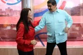 Photo de Nicolas Maduro, fournie par la présidence vénézuélienne, et de la première dame Cilia Flores dansant lors d'un programme de radio, le 1er novembre à Caracas