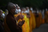Des moines prient pendant les funérailles de Thich Njat Hahn, le 29 janvier 2022 à Hue, au Vietnam 