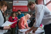 Des réfugiés lors d'un salon pour l'emploi destiné aux migrants le 16 juin 2016 à Berlin 