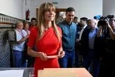 Begoña Gómez, l'épouse du Premier ministre espagnol Pedro Sanchez (d) dans un bureau de vote, le 23 juillet 2023 à Madrid