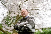 Michel Tournier pose dans son jardin à Choisel, le 4 avril 2005