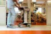 Sur cette photo d'illustration un membre du personnel soignant passe devant la 
chambre d'un patient atteint de Covid-19, au service de soins intensifs du 
Centre hospitalier universitaire de Pointe-a-Pitre, en Guadeloupe, le 3 
septembre 2021