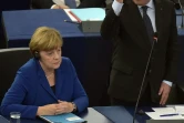 Le président François Hollande fait un discours au Parlement européen à Strasbourg, près de la chancelière allemande Angela Merkel, le 7 octobre 2015