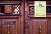 Une note avertissant des mesures de précaution contre le nouveau coronavirus est affichée sur la porte d'une école à Parisn le 24 février 2020