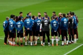 Le sélectionneur espagnol Julen Lopetegui conseille son équipe lors d'un entraînement avant le match amical contre l'Argentine, à Madrid, le 26 mars 2018