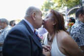 Quelque 500 couples ont célébré un mariage symbolique le 10 juillet 2022 à New York, une cérémonie pleine de couleurs, de joie et d'émotion pour panser les blessures du Covid