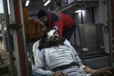 Un Syrien blessé lors des combats à Alep est conduit à l'hôpital de Bab al-Hawa, au poste frontière entre la Turquie et la Syrie, le 16 décembre 2016