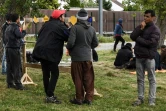 Des Afghans se rasent devant une installation sanitaire mobile, le 5 septembre 2017 à Calais