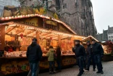 Des policiers montent la garde à l'entrée du Marché de Noël de Strasbourg le 27 novembre 2017