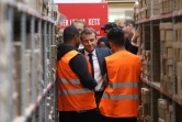 Le président Emmanuel Macron lors d'un échange le 10 septembre 2019 à Bonneuil-sur-Marne (banlieue parisienne) avec deux employés travaillant dans un centre d'Ateliers Sans Frontières (ASF), une association qui accueille des personnes en difficulté