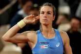 La Française Lois Boisson demande au public de faire du bruit après le gain de la 1re manche en quarts de finale de Roland-Garros contre la Russe Mirra Andreeva le 4 juin 2025 à Paris