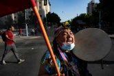 Une femme Mapuche, un des peuples indigènes du Chili, manifeste contre l'ancien président de droite Sebastian Piñera, le 21 novembre 2021, à Santiago