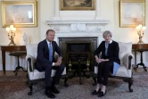 Le Première ministre britannique Theresa May (d), et le président du Conseil européen DOnald Tusk, au 10 Downing Street à Londres le 6 avril 2017