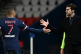 L'attaquant du PSG Kylian Mbappé félicité par son entraîneur Mauricio Pochettino, lors d'un match contre Nîmes, le 3 février 2021 au Parc des Princes 