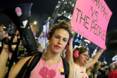 Kalanit Sharon, 33 ans, cofondatrice du Front rose, un collectif politique qui s'oppose au gouvernement du Premier ministre israélien, Benjamin Netanyahu, lors d'une manifestation antigouvernementale devant le ministère israélien de la défense à Tel Aviv, le 14 septembre 2024