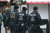 Des policiers en patrouille près du marché fermé de Magdebourg après un attentat à la voiture bélier, le 23 décembre 2024 en Allemagne