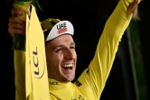 Le Britannique Adam Yates en jaune sur le podium du Tour de France après sa victoire dans la 1re étape, le 1er juillet 2023