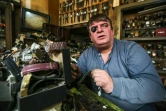 Photo prise le 9 décembre 2020 montrant Youssef Abdelkarim, réparateur de montres, dans son magasin de la rue Rachid, à Bagdad