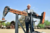 Le maire de Taft, David Noerr, pose devant une ancienne pompe à pétrole, dans le musée de cette ville consacré à l'or noir