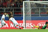 L'attaquant chilien Eduardo Vargas (g) inscrit le 2e but de la Roja contre le Cameroun en Coupe des Confédérations à Moscou, le 18 juin 2017