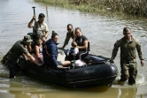 Des soldats et bénévoles évacuent des habitants d'une zone inondée à Koskina, le 9 septembre 2023 en Grèce