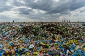Des recycleurs sur un site de déchets, le 5 janvier 2017, à Bulawayo au Zimbabwe