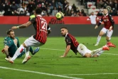 L'attaquant de Nice Andy Delort (d) échoue face au gardien de Metz Alexandre Oukidja (g), le 27 novembre 2021 à Nice