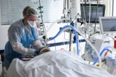 Une infirmière s'occupe d'un patient atteint du Covid-19 à l'Institut Mutualiste Montsouris, le 21 avril 2021 à Paris