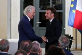 Le président français Emmanuel Macron et le président du Mémorial de la Shoah Eric de Rothschild (G) lors de la commémoration des 80 ans de la rafle du Vel d'Hiv, le 17 juillet 2022 à Pithiviers (Loiret)
