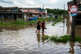 Des habitants dans une zone inondée de Batabano, au moment du passage de la tempête Idalia au large de la pointe ouest de Cuba, le 28 août 2023