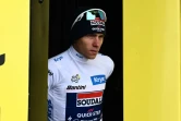 Le Belge de d'équipe Soudal Quick-Step Remco Evenepoel sur le podium, vêtu du maillot blanc de meilleur jeune, après la 8e étape du Tour de France, à Colombey-les-deux-Eglises, en France, le 6 juillet 2024