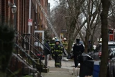 Les pompiers et la police sur les lieux de l'incendie qui a fait 13 morts, dont sept enfants, dans un petit immeuble d'habitations de Philadelphie (Pennsylvanie), le 5 janvier 2021