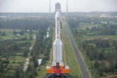 La fusée Longue-Marche 5 est acheminée vers son pas de tir sur la station spatiale de Wenchang, dans le sud de la Chine, le 17 novembre 2020